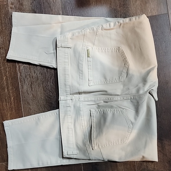 Chico’s So Lifting Crop capri  size 2  Cream - Picture 4 of 9